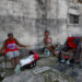 Personas descansando afuera de sus casas durante la caída del SEN, que apagó toda la isla desde el viernes. Foto: Yander Zamora/EFE.