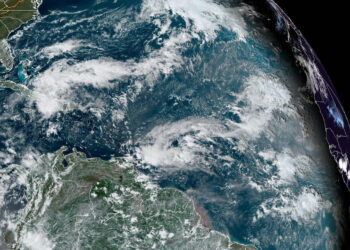 Fotografía satelital cedida por la Oficina Nacional de Administración Oceánica y Atmosférica (NOAA) a través del Centro Nacional de Huracanes (NHC) estadounidense donde se muestra la localización de la tormenta tropical Oscar el 21 de octubre, en el Atlántico. La tormenta tropical Oscar, que el sábado pasado llegó a ser huracán, está arrojando fuertes precipitaciones sobre el este de Cuba y se espera que gire hacia el norte debilitado y degradado a depresión tropical, informa este lunes el Centro Nacional de Huracanes (NHC, en inglés) de EE.UU. EFE/NOAA-NHC