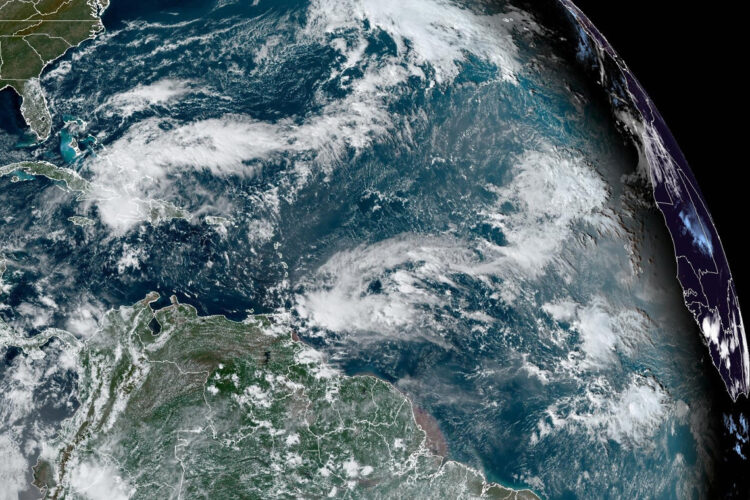 Fotografía satelital cedida por la Oficina Nacional de Administración Oceánica y Atmosférica (NOAA) a través del Centro Nacional de Huracanes (NHC) estadounidense donde se muestra la localización de la tormenta tropical Oscar el 21 de octubre, en el Atlántico. La tormenta tropical Oscar, que el sábado pasado llegó a ser huracán, está arrojando fuertes precipitaciones sobre el este de Cuba y se espera que gire hacia el norte debilitado y degradado a depresión tropical, informa este lunes el Centro Nacional de Huracanes (NHC, en inglés) de EE.UU. EFE/NOAA-NHC