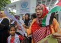 Colombo (Sri Lanka), 07/10/2024. Protestas frente a la oficina de Naciones Unidas en Sri Lanka, a un año del último ataque de Israel a Palestina. Foto: EFE/EPA/CHAMILA KARUNARATHNE