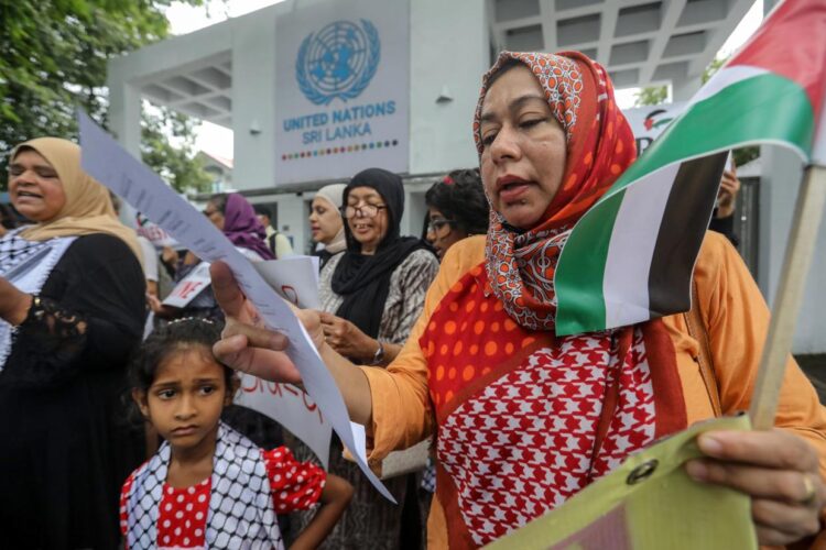 Colombo (Sri Lanka), 07/10/2024. Protestas frente a la oficina de Naciones Unidas en Sri Lanka, a un año del último ataque de Israel a Palestina. Foto: EFE/EPA/CHAMILA KARUNARATHNE