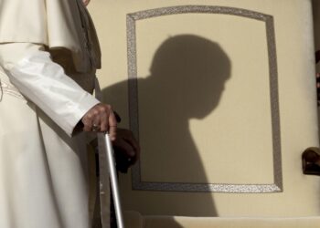 Francisco llega para presidir la audiencia general semanal en la Plaza de San Pedro, Ciudad del Vaticano. Foto:  Massimo Percossi/EFE.