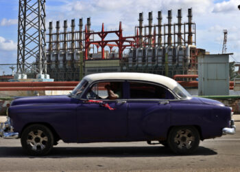 Un auto clásico pasa frente a una de las plantas turcas de generación eléctrica en el puerto de La Habana, durante los días del colapso del Sistema Electroenergético de Cuba. Foto: Ernesto Mastrascusa / EFE.