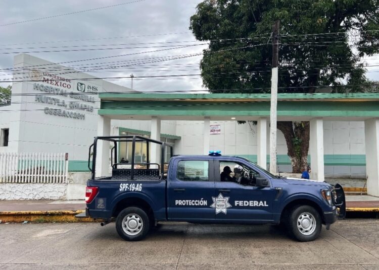 Policías Federales y miembros del Ejército Mexicano resguardan el Hospital General de Huixtla, Chiapas, a donde fueron llevados los migrantes heridos luego de recibir disparos de militares en un confuso incidente en Chiapas, México. Foto: Édgar H. Clemente / La Jornada.