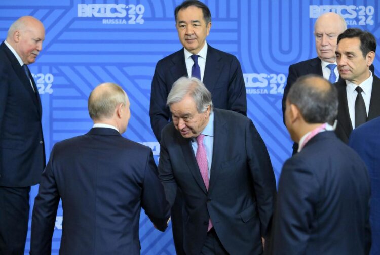 Putin y Antonio Guterres, secretario general de la ONU, se saludan durante la reunión de los BRICS. Foto: GRIGORY SYSOEV/BRICS-RUSSIA2024.RU/EFE/EPA.