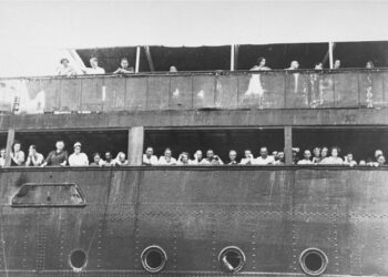 Refugiados a bordo del "St. Louis" esperan para saber si Cuba les permite la entrada. Cerca de la costa de La Habana, Cuba, 3 de junio de 1939. Foto:  encyclopedia.ushmm.org