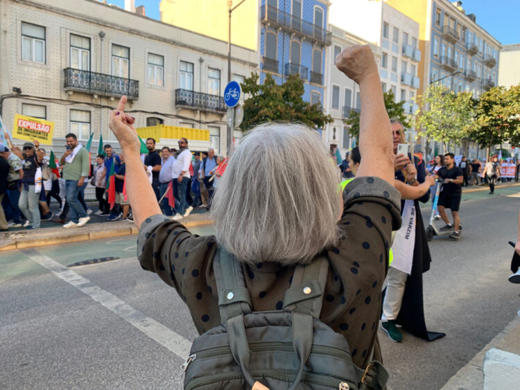 Miles de personas se manifestaron el 29 de septiembre en Lisboa en contra una "inmigración descontrolada" en Portugal, en una jornada que los convocantes consideraron como el "pistoletazo de salida" para la "reconquista de la identidad" nacional. Foto: EFE/Carlota Ciudad.