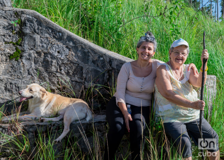 Maricusa, su hija y su perro, subiendo la Loma de Jacán. Foto: Jorge Ricardo.