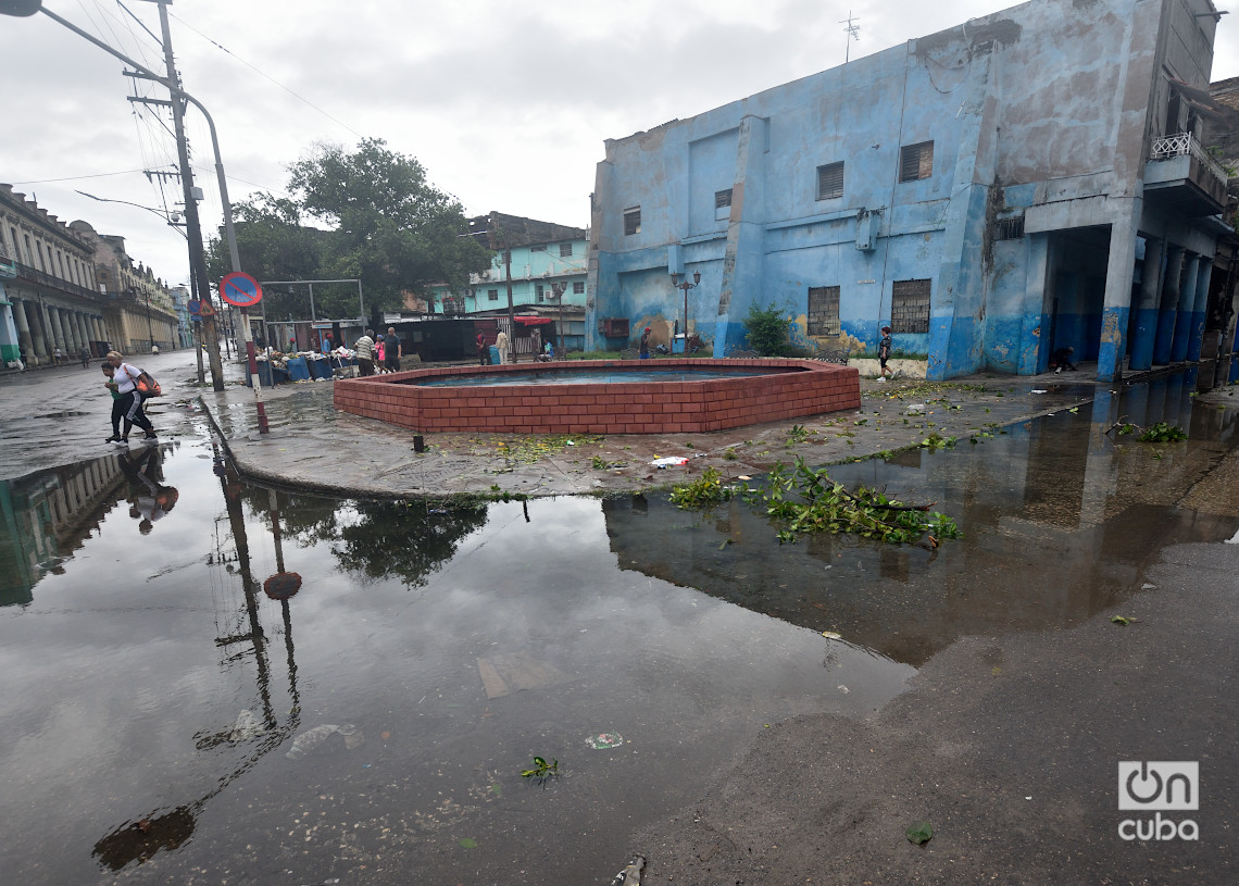 Agua acumulada en la calle Monte, en La Habana, por la tupición del alcantarillado, un día después del azote del huracán Rafael. Foto: Otmaro Rodríguez.