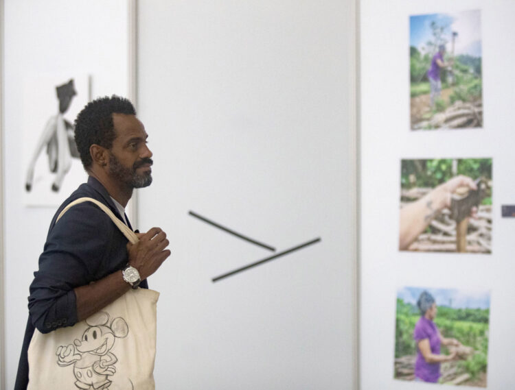 Un total de 66 mujeres artistas visuales de varias generaciones y con diferentes discursos estéticos comparten espacio en la exposición Alineaciones al límite. Foto: EFE/Yander Zamora.