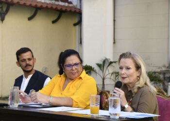 Anne Lemaistre (der) , representante regional de la Unesco en Cuba y a su lado, la viceministra de Educación Cira Piñeiro, durante una conferencia de prensa. Foto: Unesco / Facebook.