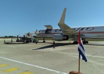 Descargan en Santiago de Cuba primer envío de ayuda humanitaria de Naciones Unidas y la Unión Europea para los damnificados por el huracán Oscar. Foto: Facebook/Luis Alberto Portuondo Ortega.