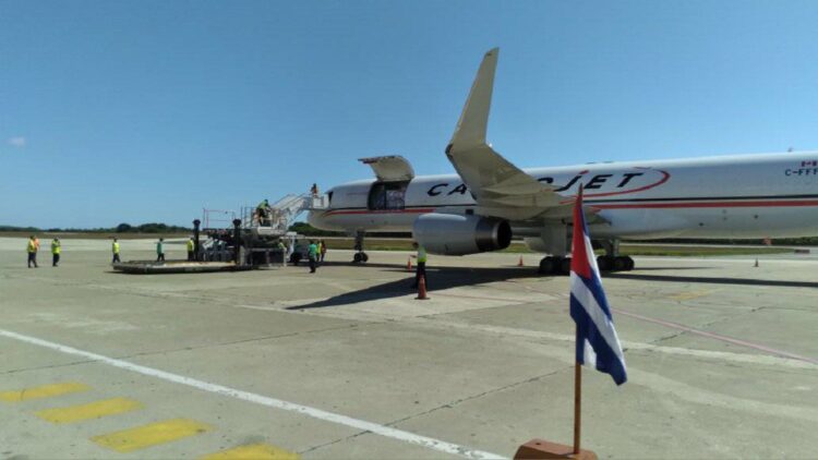 Descargan en Santiago de Cuba primer envío de ayuda humanitaria de Naciones Unidas y la Unión Europea para los damnificados por el huracán Oscar. Foto: Facebook/Luis Alberto Portuondo Ortega.