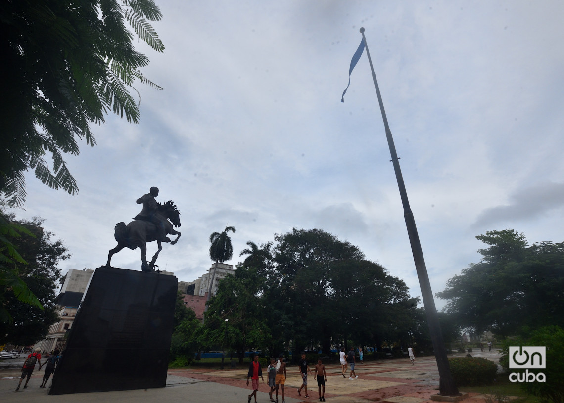 Parque 13 de marzo, en La Habana, un día después del azote del huracán Rafael. Foto: Otmaro Rodríguez.