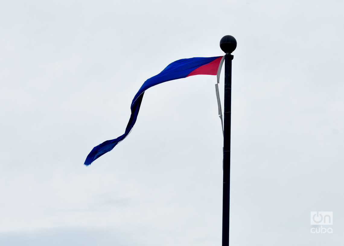 Restos de la bandera cubana del Parque 13 de marzo, en La Habana, dañada por el huracán Rafael. Foto: Otmaro Rodríguez.