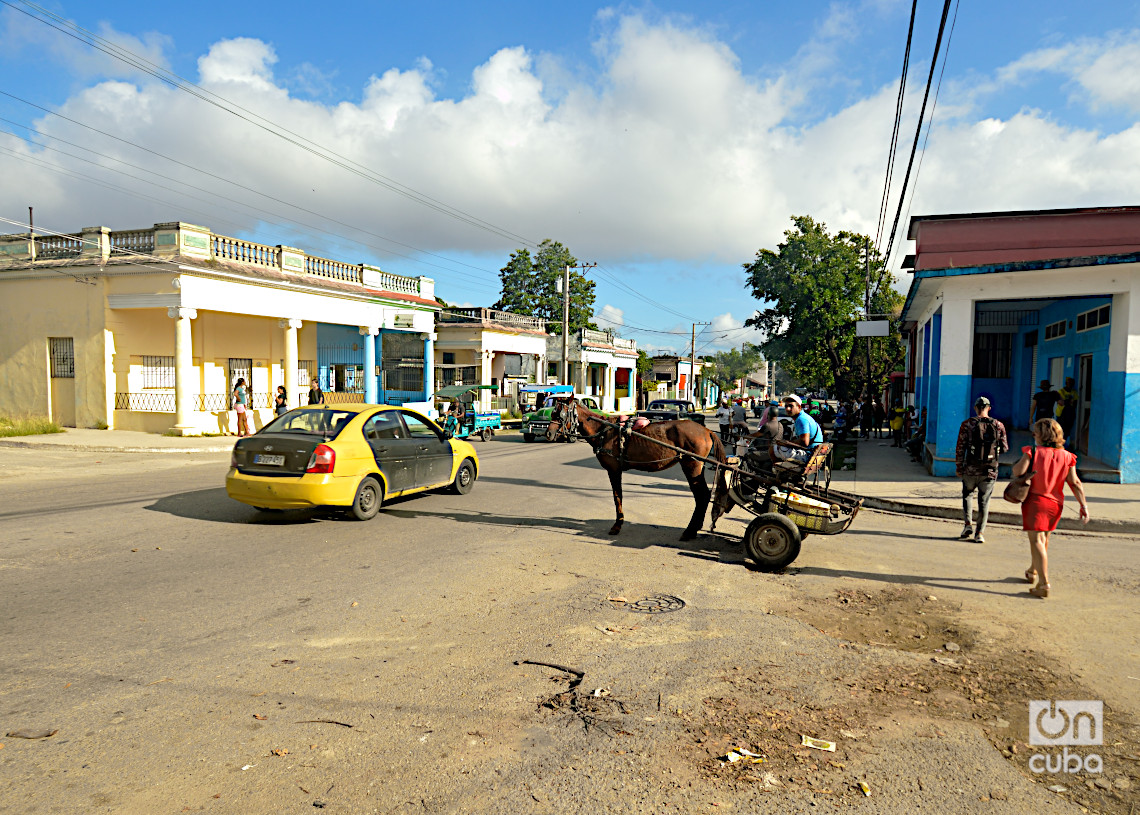 Coche de caballo y varios vehículos en la Calzada de Bejucal, en La Habana. Foto: Otmaro Rodríguez.