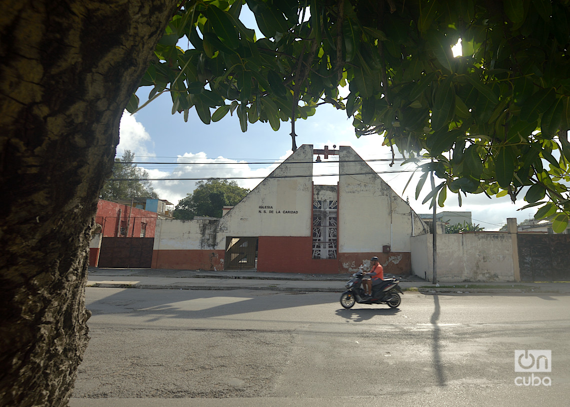 Iglesia Nuestra Señora de la Caridad, en la Calzada de Bejucal, municipio Arroyo Naranjo. Foto: Otmaro Rodríguez.