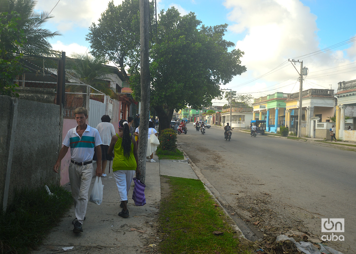 Personas caminan por la Calzada de Bejucal, en La Habana. Foto: Otmaro Rodríguez.