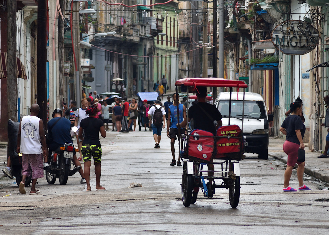 Personas en Centro Habana un día después del azote del huracán Rafael. Foto: Otmaro Rodríguez.