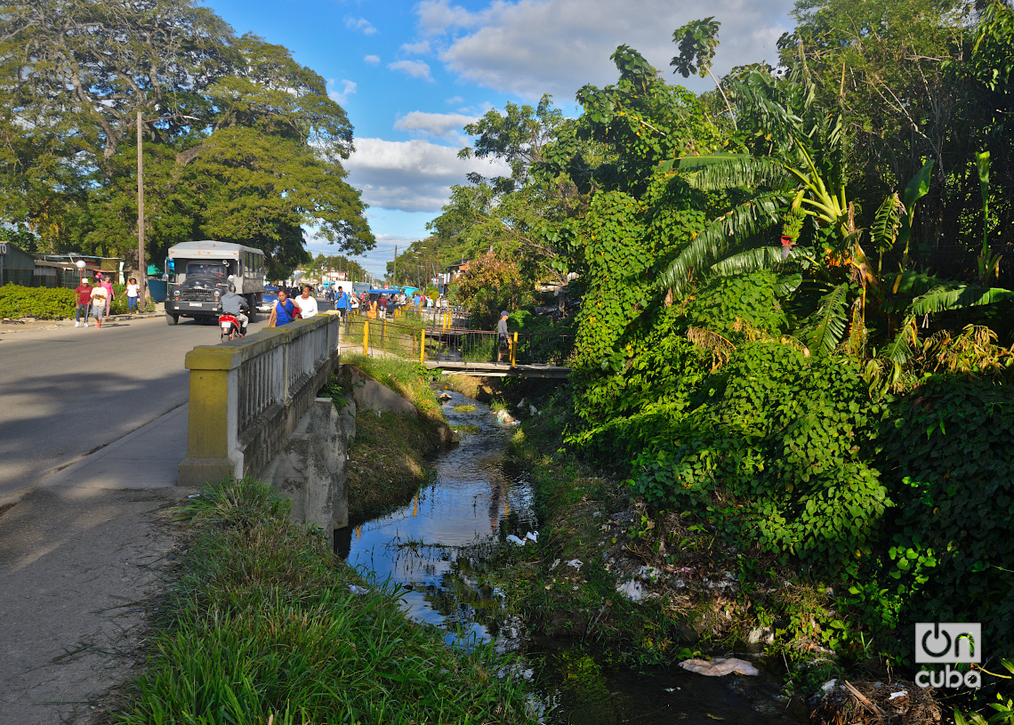 Afluente de aguas residuales en el municipio habanero del Cotorro. Foto: Otmaro Rodríguez.