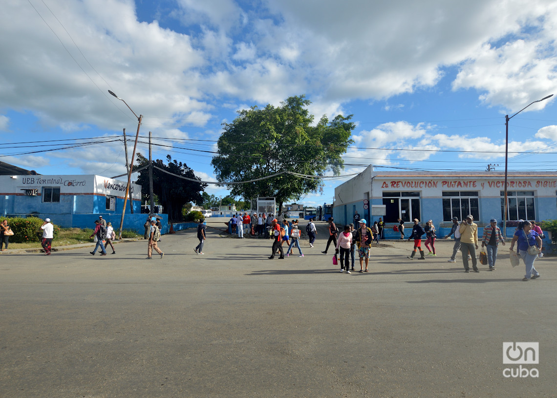 Terminal de ómnibus, en el municipio habanero del Cotorro. Foto: Otmaro Rodríguez.