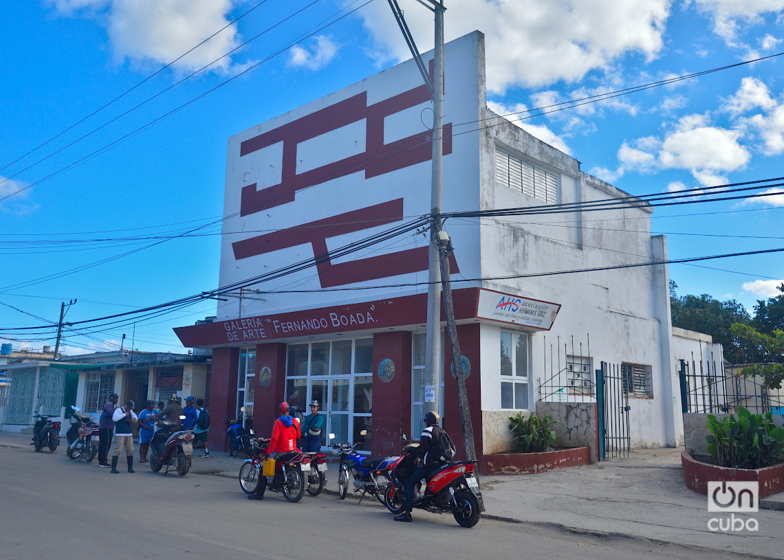 Antiguo cine Alaska, luego Hatuey, hoy una galería, en el municipio habanero del Cotorro. Foto: Otmaro Rodríguez.