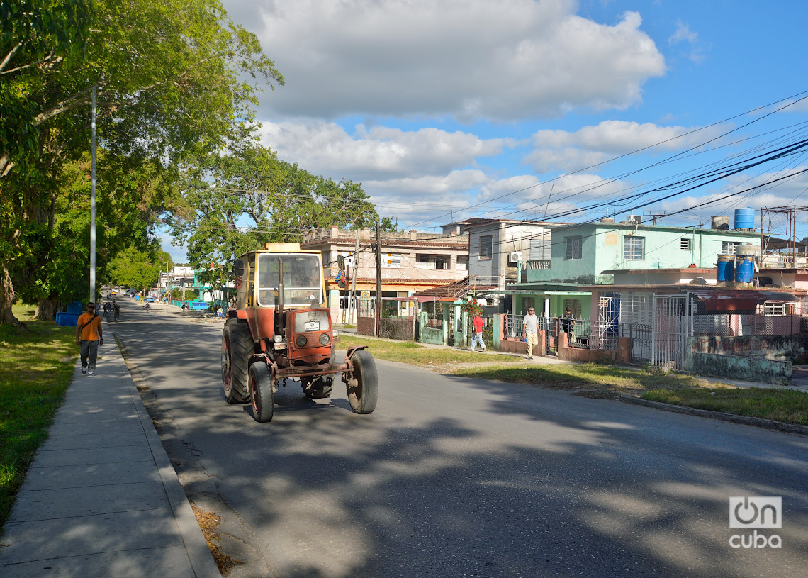 Tractor por la carretera Central, en el municipio habanero del Cotorro. Foto: Otmaro Rodríguez.