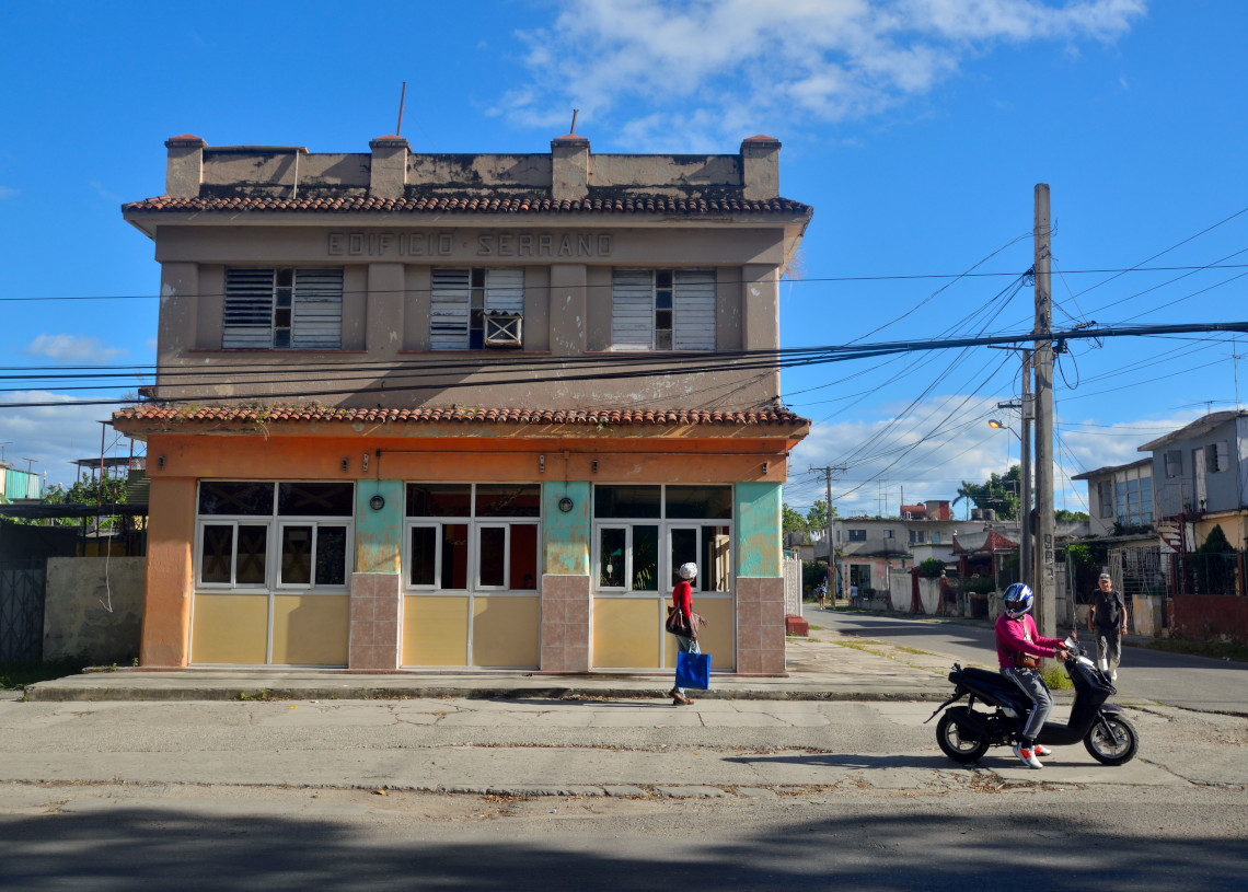 Edificio Serrano, en el municipio habanero del Cotorro. Foto: Otmaro Rodríguez.