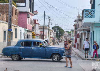 Mujer camina por una calle de Holguín. Foto: Kaloian Santos Cabrera.