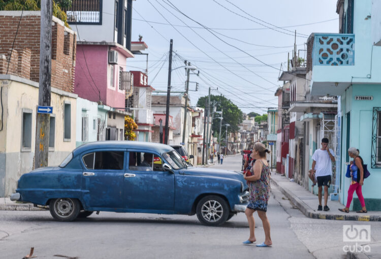 Mujer camina por una calle de Holguín. Foto: Kaloian Santos Cabrera.