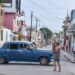 Mujer camina por una calle de Holguín. Foto: Kaloian Santos Cabrera.