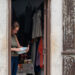 Una mujer limpia un arroz para cocinar, junto a un puesto de venta particular, a la entrada de su casa. Foto: Kaloian / Archivo.