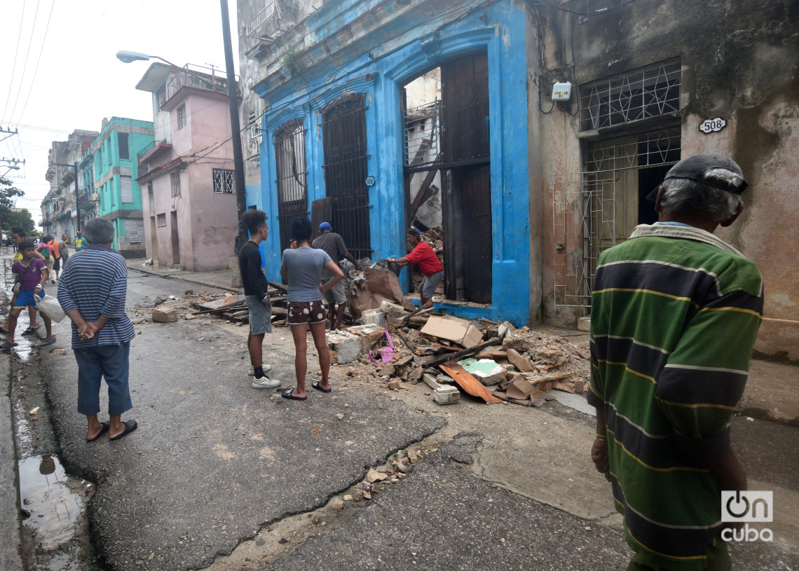 Un hombre saca escombros a la calle tras un derrumbe en la calle Santiago, La Habana, como consecuencia del azote del huracán Rafael. Foto: Otmaro Rodríguez.