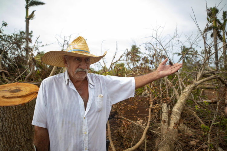 Guillermo Hechavarría habla sobre los cultivos que no pudo salvar del huracán Rafael. Foto: Yander Zamora/EFE.