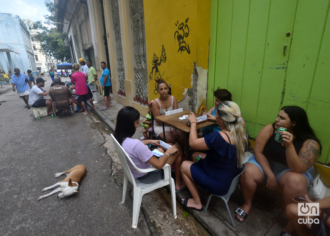 Personas juegan dominó en una calle de La Habana, un día después del azote del huracán Rafael. Foto: Otmaro Rodríguez.