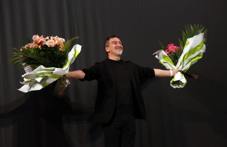 El exbailarín argentino y director del Teatro Colón de Buenos Aires, Julio Bocca, posa con arreglos florales durante un homenaje del Ballet Nacional de Cuba (BNC), este viernes en La Habana (Cuba). El Ballet Nacional de Cuba homenajea a Bocca, con el clásico 'El Lago de los Cisnes', la pieza con la cual se estrenó en los escenarios cubanos en 1986. Foto: Ernesto Mastrascusa/EFE.