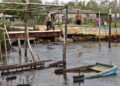 Un bote hundido tras el paso del huracán Rafael, en Playa Majana, en la provincia de Artemisa. Foto: Ernesto Mastrascusa / EFE.