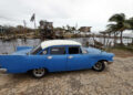 Un auto clásico este jueves en Playa Majana, en la provincia de Artemisa , un día después del paso del huracán Rafael. Foto: Ernesto Mastrascusa / EFE.