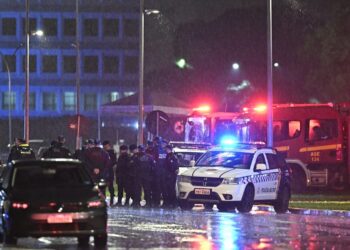 Cuerpos de seguridad aseguran la zona de un ataque suicida y custodian las instituciones del Estado en Brasilia, la noche del 13 de noviembre de 2024. Foto: Andre Borges / EFE.