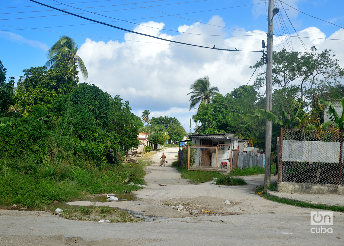 Calle C, reparto Poey, Arroyo Naranjo, La Habana. Foto: Otmaro Rodríguez.