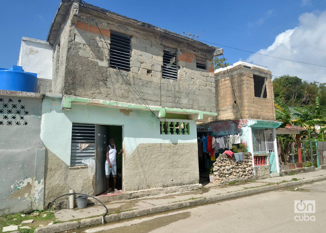 Un hombre parado en la puerta de su casa en la calle G, reparto Poey, Arroyo Naranjo, La Habana. Foto: Otmaro Rodríguez.