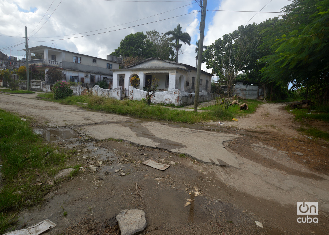 Salidero de agua en la calle H del reparto Poey, Arroyo Naranjo, La Habana. Foto: Otmaro Rodríguez.