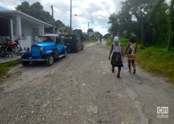 Personas caminan por la calle H del reparto Poey, Arroyo Naranjo, La Habana. Foto: Otmaro Rodríguez.