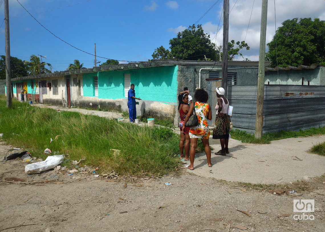 Albergues en la calle H del reparto Poey, Arroyo Naranjo, La Habana. Foto: Otmaro Rodríguez.