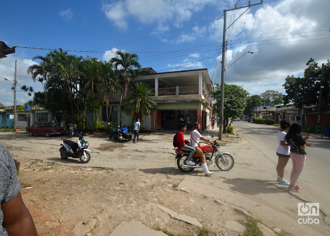 Calle 6ta en el reparto Poey, Arroyo Naranjo, La Habana. Foto: Otmaro Rodríguez.