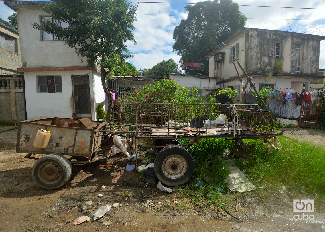 Carretones de caballo en las afuera de una casa, reparto Poey, Arroyo Naranjo, La Habana. Foto: Otmaro Rodríguez.