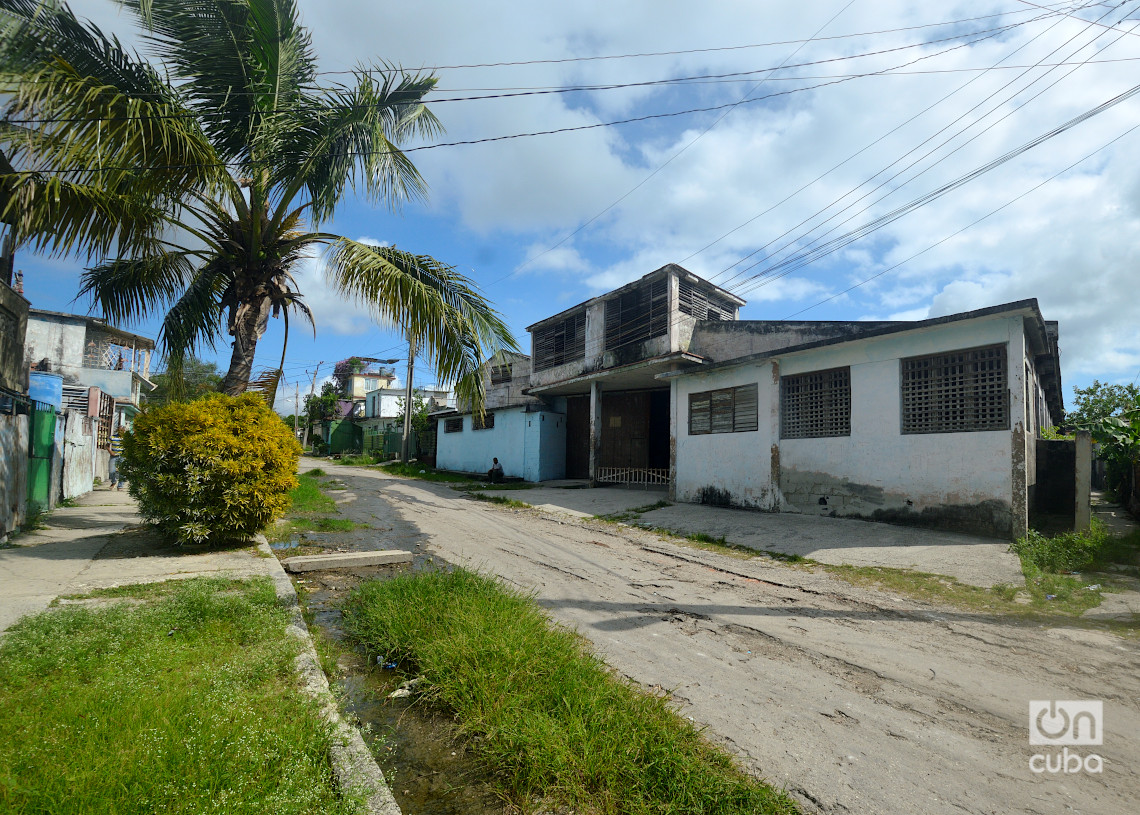 Antigua carpintería en la calle A, reparto Poey, Arroyo Naranjo, La Habana. Foto: Otmaro Rodríguez.