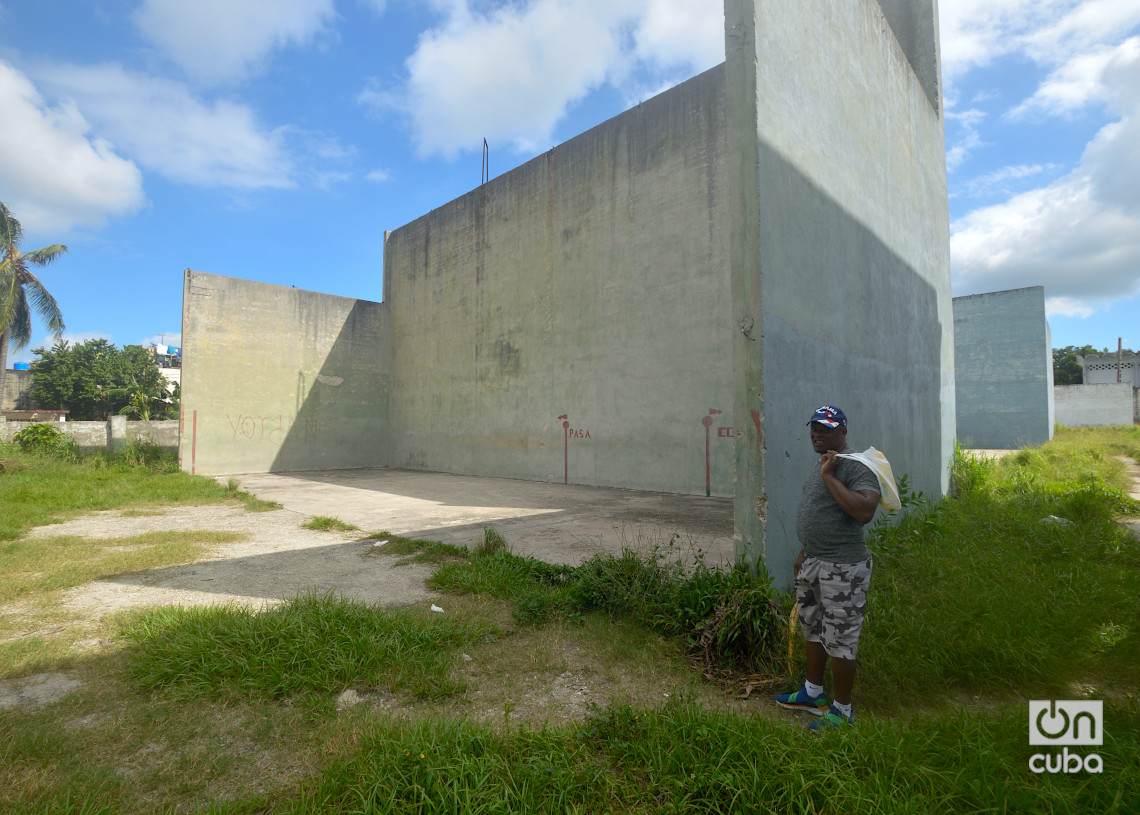 Canchas del Centro Deportivo Ciro Frías, reparto Poey, Arroyo Naranjo, La Habana. Foto: Otmaro Rodríguez.