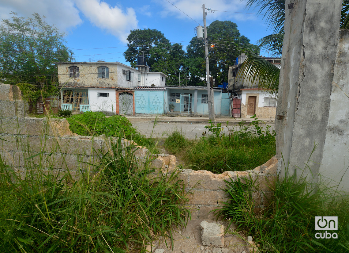 Poco a poco se ha ido destruyendo pared del Centro Deportivo Ciro Frías, reparto Poey, Arroyo Naranjo, La Habana. Foto: Otmaro Rodríguez.