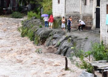 Fuertes lluvias e inundaciones por la tormemta tropical Sara. Foto: The Tico Times.